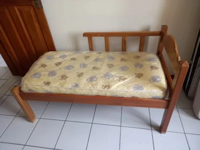 Vendo Cama de Solteiro em Madeira com Colchão
