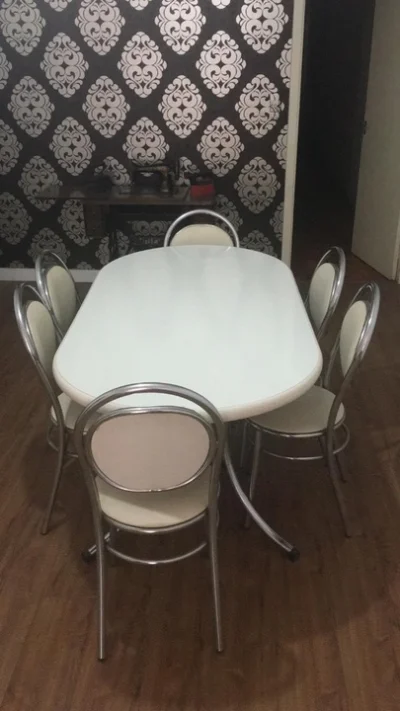 Mesa em Formica Branca com 06 Cadeiras Estofadas