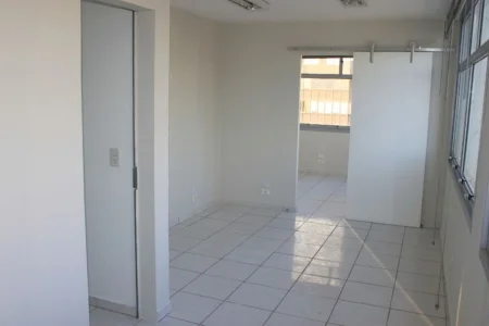 Sala Comercial 35m2 com 1 Vaga para Locação e Venda na Av. F
