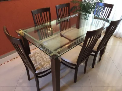 Mesa de Jantar com Tampo de Vidro