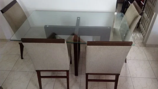 Vendo Linda Mesa com Tampo de Vidro e 4 Cadeiras