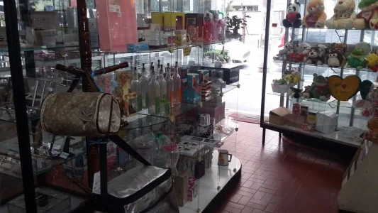 Expositor de Vidro e Madeira