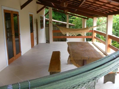 Linda Casa em 2 Pavimentos com Fundos para Riacho