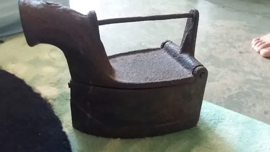 Ferro de Passar Roupa a Carvão Faltando o Pegador de Madeira