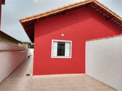 Vende Casa em Itanhaém com Garagem para 2 Carros!