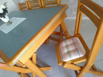 Mesa Retrátil com 8 Cadeiras Dobráveis