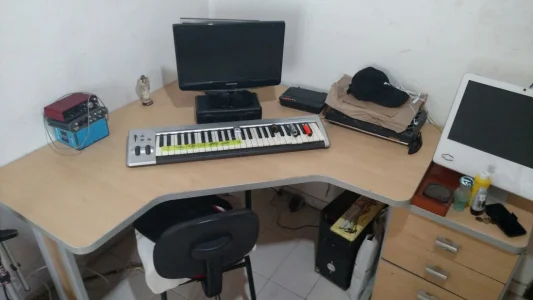 Mesa em L + Gaveteiro + Cadeira
