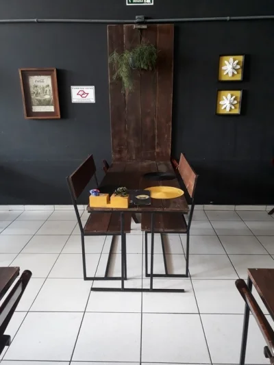 Mesas Rústicas Feitas no Próprio Estabelecimento