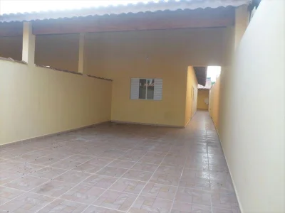 Casa em Mongaguá. com Amplo Espaço, com Escritura Definitiva