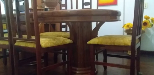 Mesa de Madeira com Tampo de Vidro + 6 Cadeiras