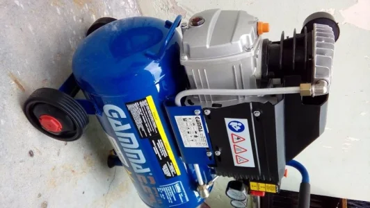 Compressor de Ar 24 Litros 8,2 Pés Motocompressor