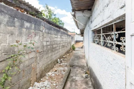 Terreno de 296m2 Sendo 60m2 de área Construída no Parque San