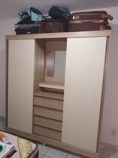 Guarda-roupa Marrom Claro