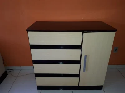 Cômoda Quatro Gavetas e uma Porta