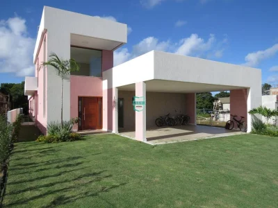 Guarajuba. Casa com Cinco Suítes, Sendo uma Suíte Máster com Closet