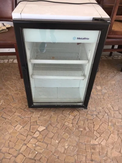 Vendo Frigobar com Visor