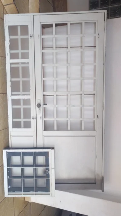 01 Porta de Ferro e 2 Janelas para Banheiro Excelentes Condições