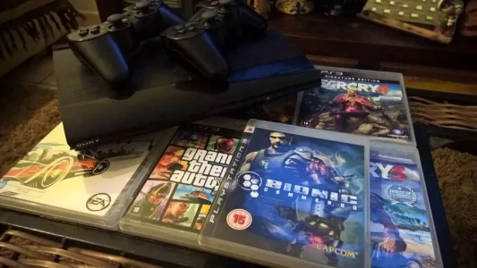 Playstation 3 250gb Super Slim com 2 Controles, Todos Os Cabos e + 7 Jogos