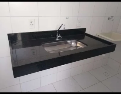 Vende-se Pia com Cuba de Inox e Válvula no Granito Preto