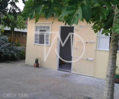 Casa Toda Murada, c/ 02 Quartos, Banheiro Social, Terreno de 200m2