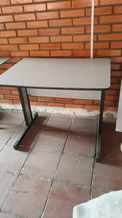 Mesa para escritório + monitor + teclado e mouse .