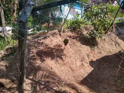 Vendo Casa com Terreno Amplo e Plano de 190 m2 Paralelo a RJ 104
