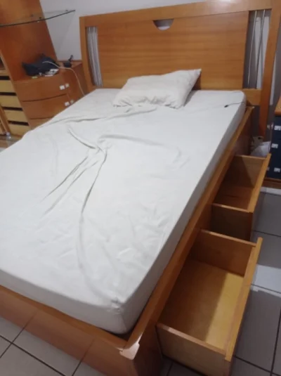 Cama em ótimo Estado com 3 Gavetões e Duas Gavetas com Colchão
