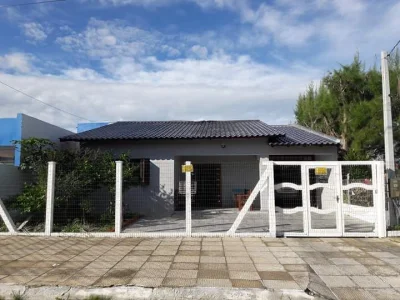 Casa no Centro de Imbé com Piscina