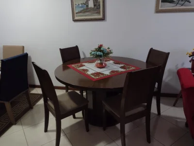Vendo Messa de Madeira Redonda com 6 Cadeiras Usada