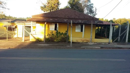 Chácara com Casa Principal, Casa Caseiro, Capela, Pomar