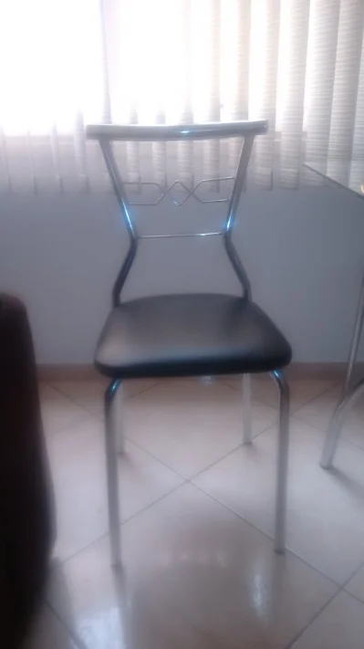 Sofá 04 Lugares Retrátil e Mesa 04 Lugares de Vidro e Inóx