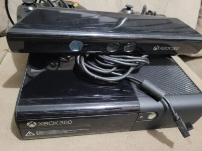 Vende.se Xbo360 com 2 Controles, Kinect e 6 Jogos. Excelente Estado de
