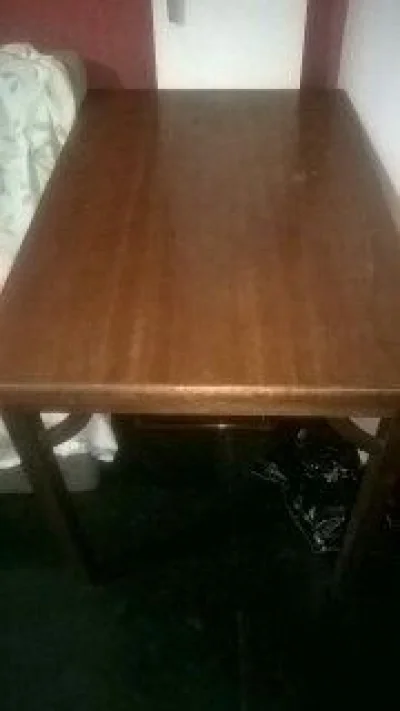 Vendo Mesa com Duas Cadeiras
