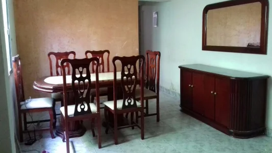 Mesa com 6 Cadeiras + Buffet com Espelho