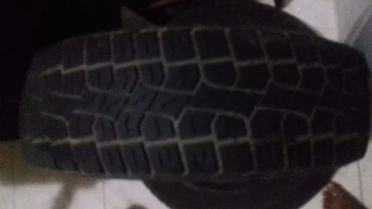 2 Pneus um Pirelli e Outro Bridgestone