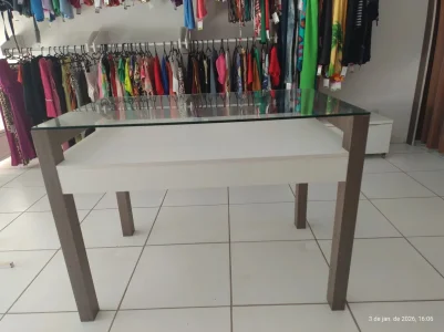 MESA EXPOSITORA DE MDF COM VIDRO