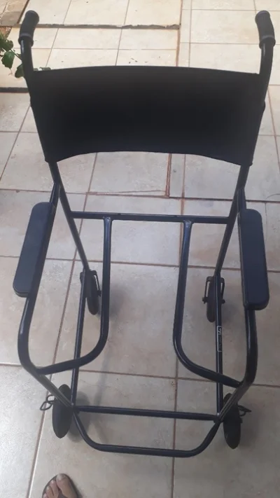 Vendo Cadeira de Banho Pequena