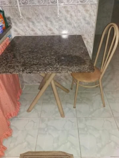 Mesa de Mármore com 4 Cadeiras