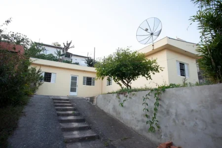 Casa em Botujuru. Ponto de ônibus na Frente, Três Dormitórios