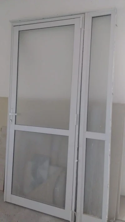 Porta de Alumínio com Barra Fixa