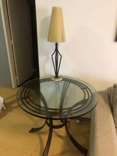Mesa Lateral de Vidro e Base Metálica em Ferro Trabalhado