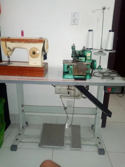 Máquina de Overloque com Bancada e Motor Grande