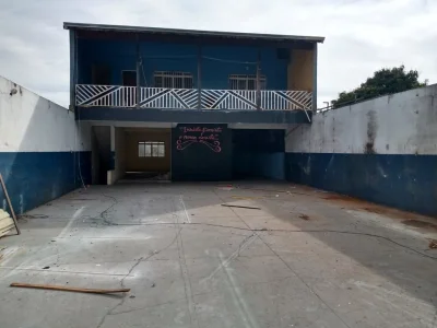 Terreno com Ampla Casa nos Fundos
