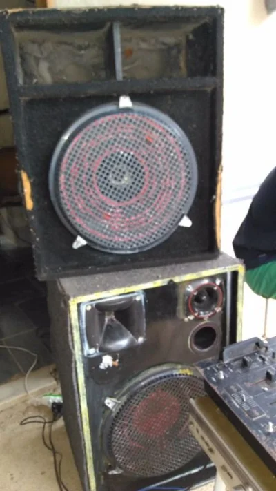 Mesa, Amplificador, e 2caixas de Som é um Globo de Luzes