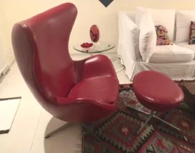 Poltrona Egg com Puff em Couro Vermelho - ótimo Estado!
