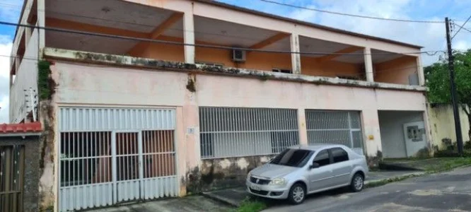 Casa com 5 Dormitórios à Venda, 600 m2 por RS 600.000 - Parque 10 de Novembro - Manaus-am
