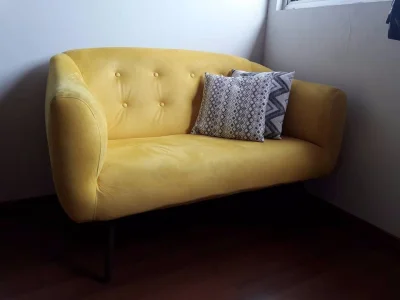Sofá Retrô com Pés Palitos
