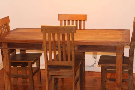 Jogo de Mesa com 4 Cadeiras; Madeira Maciça de Demolição