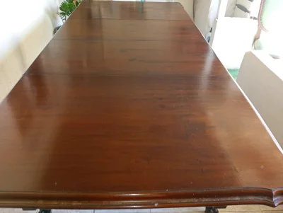 Mesa de jantar antiga de madeira