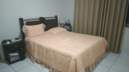 Cama de Casal e Abajours